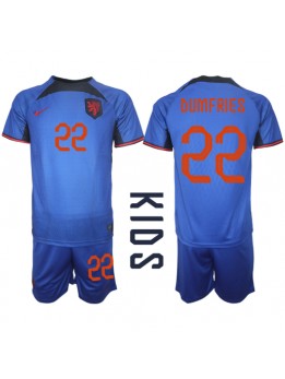 Nederländerna Denzel Dumfries #22 Replika Borta Kläder Barn VM 2022 Kortärmad (+ byxor)
